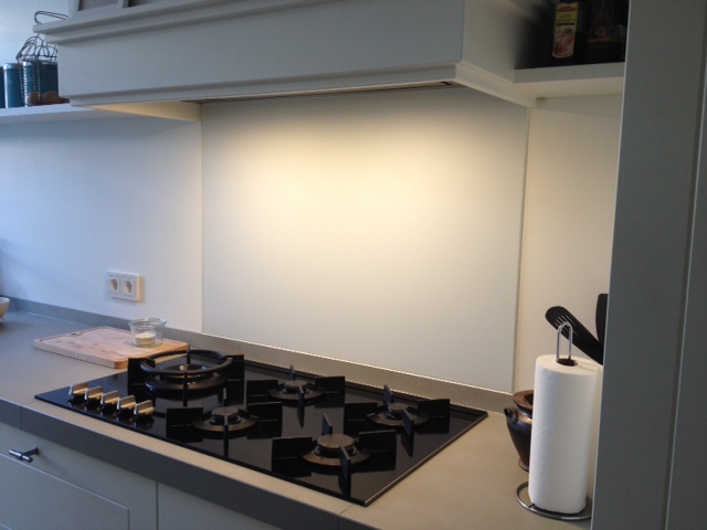 Glas achter gasfornuis – servies, glaswerk en bestek